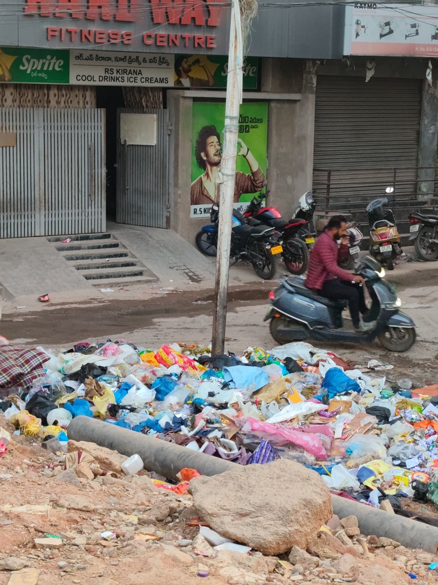 AbhilashEditor's tweet photo. Raj Nagar, MS Maqtha, Khairatabad ప్రాంతంలో రోజూ చెత్తను శుభ్రం చేస్తున్నా దుర్వాసన సమస్య కొనసాగుతోంది. ఈ ప్రాంతంలో పెద్ద డస్ట్‌బిన్లు ఏర్పాటు చేయగలరు.

@GHMCOnline

#Khairatabad #GHMC https://t.co/HgaQxsCEY4