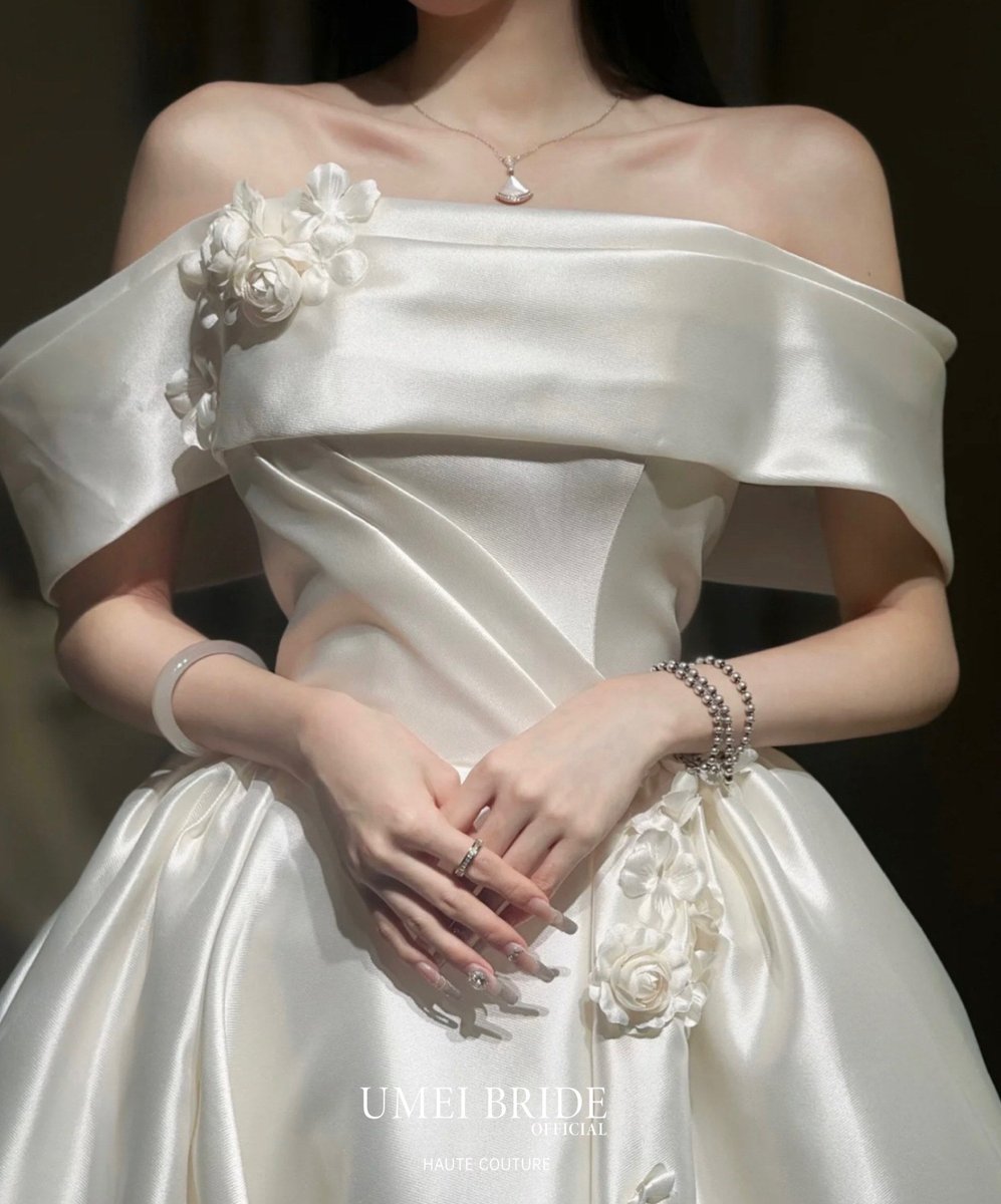 hanomanora's tweet photo. A grand wedding scene—bridesmaids in flowing satin gowns hold polished silver chains for the wedding procession, warm and elegant! https://t.co/x1WGjnal6Z