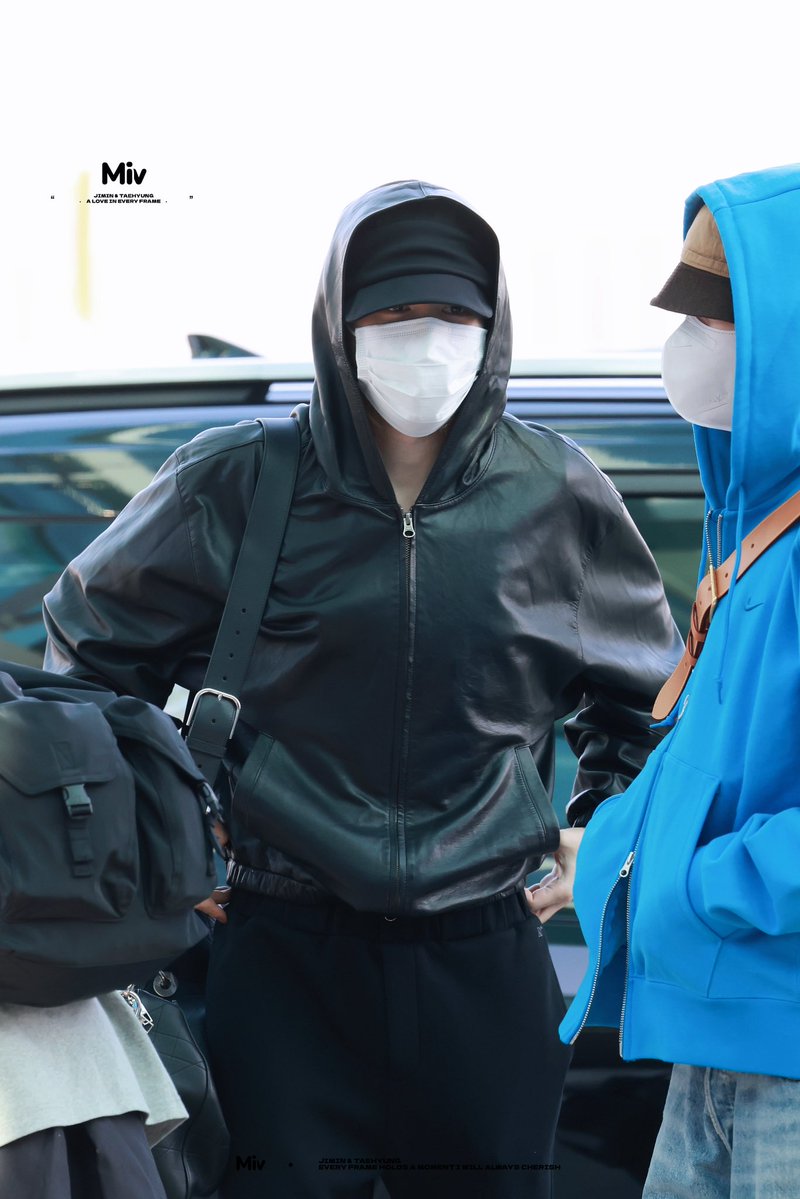 Miv_vm13's tweet photo. 260930 지민이🐣 ICN🛫
아기 손 같아 ㅠㅠ🥺
#박지민 #지민 
#JIMIN #BTS 
#방탄소년단 https://t.co/4QislX4lUe