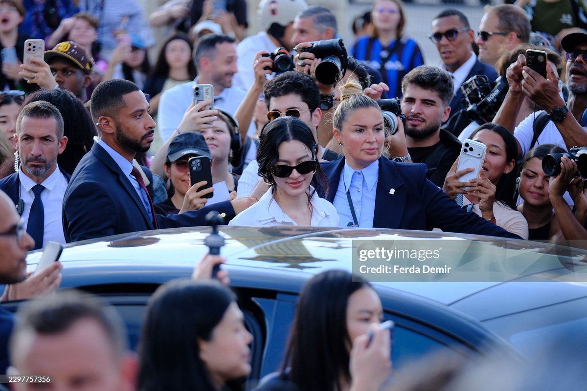 lingling_fans's tweet photo. Lingling Kwong brings a fresh perspective to a major fashion moment while keeping the overall mood easy. 🥰

LINGORM BA DIOR AT PFW
#DiorSummer27xLingOrm
#LinglingKwong #DiorSummer27 #PFW
@linglingsirilak @Dior https://t.co/l5X0kHHXmk