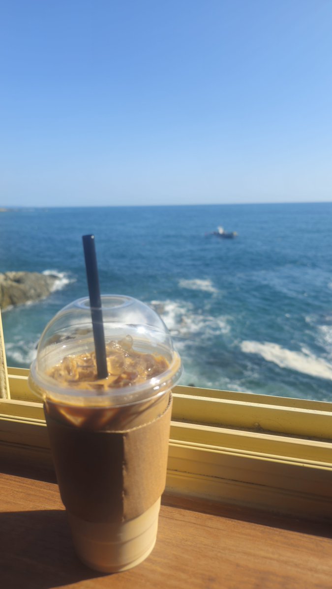 TaengIntoOrbit's tweet photo. Good view for some coffee 🥰 https://t.co/zJUNN3iAbV