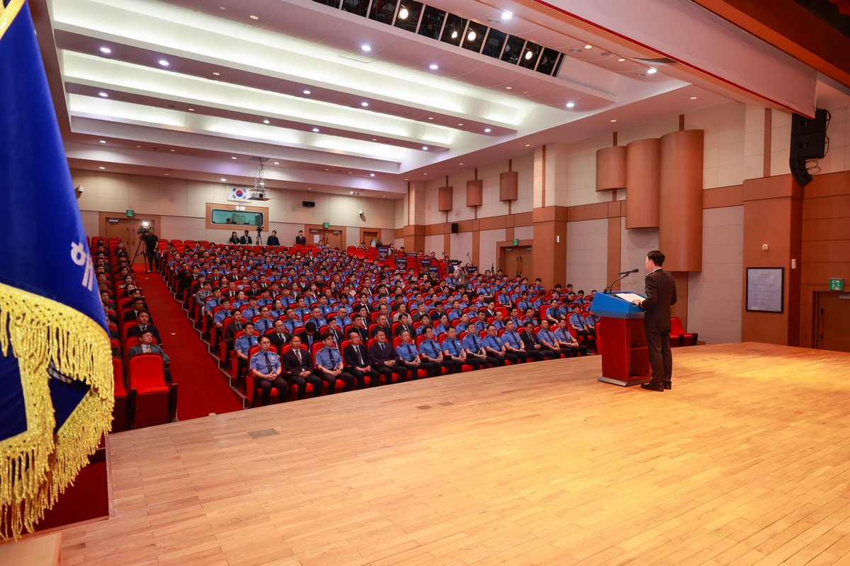 hamansik_kcg's tweet photo. "오로지 국민만을 바라보며, 함께 나아갑시다!"

제21대 해양경찰청장 하만식입니다.
현장에서 묵묵히 임무를 수행하는 직원 여러분과 언제나 든든한 힘이 되어주시는 바다 가족분들께 깊이 감사드립니다.

앞으로 해양경찰은 이렇게 나아가겠습니다.

✅ 신뢰받는 해양치안 – 공정한 법집행, 작은 실천이 모여 큰 믿음으로
✅ 현장 중심 – 모든 정책의 출발점은 '현장'
✅ 미래 전략 – AI 전환, AI 기반 해양영역인식(MDA), 실질적 R&D
✅ 청렴·소통 – 일 잘하는 기본은 '청렴', 저부터 솔선수범

바다가 거칠어지고 누군가의 삶이 위태로워지는 순간,
해양경찰은 바로 그 순간을 위해 존재합니다.

국민이 신뢰하고 가족이 자랑스러워하는 해양경찰, 1만 3천여 동료와 함께 만들어 가겠습니다.

#해양경찰 #해양경찰청장 #하만식청장 #취임사 #신뢰받는해양경찰