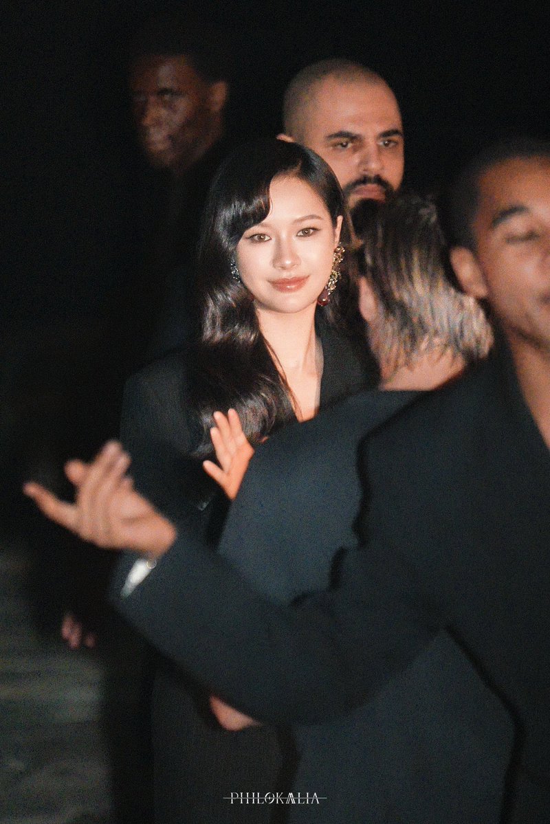 meawmeow888's tweet photo. สวยสะบัดไม่ไหว! 🖤✨ 'มิ้ลค์ พรรษา' กับลุค Saint Laurent Ambassador พร้อมเฉิดฉายแถวหน้าฟร้อนท์โรว์ Saint Laurent SS27 คืนนี้ที่ปารีส! 🇫🇷 

#YSLxMilkPansa #MilkPansa #SaintLaurentSS27 #YSL https://t.co/reFg8zvDPy
