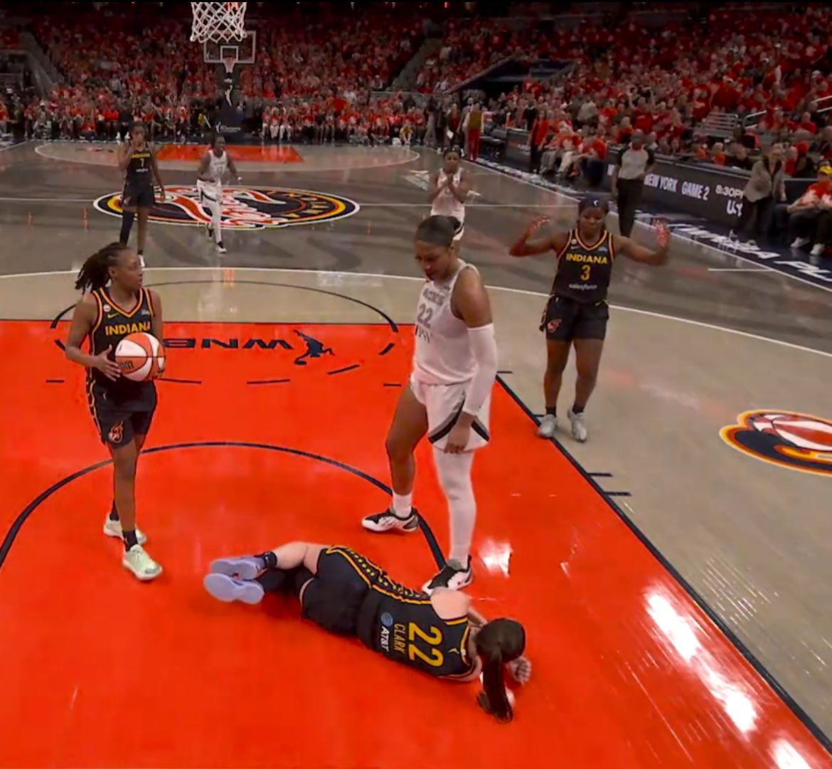 bonjourplaygirl's tweet photo. aja always got caitlin on the floor looking dumb asf 😭😭😭😭 https://t.co/kWZuE4fdWH