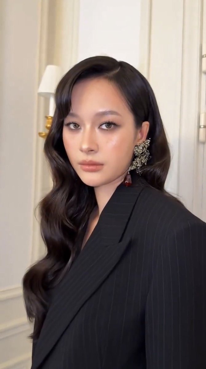 meawmeow888's tweet photo. มองตาแล้วใจละลายเลยค่ะคุณพรรษา! 🇫🇷✨ 
ลุคนี้คือมาดามปารีสของแท้ ทั้งลอนผม ทั้งอินเนอร์สายตา สะกดทุกลมหายใจที่แท้ทรู 🖤✨

#YSLxMilkPansa #MilkPansa #SaintLaurentSS27 #YSL https://t.co/t9CeO1bN6P
