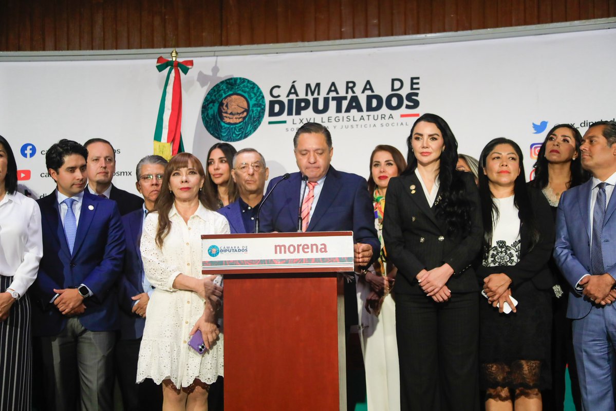 GabyJimenezMX's tweet photo. Toluca llegó a San Lázaro con todo el color, la tradición y el talento de su Alfeñique. 💀🌼

Acompañé al presidente municipal @rimoba y a las familias artesanas que mantienen viva esta tradición generación tras generación.

Se acercan las fechas de Día de Muertos, una de las celebraciones más entrañables de nuestro país y un momento para recordar con cariño a quienes más queremos y siguen presentes en nuestra memoria.

El Alfeñique forma parte de esa identidad, pero sobre todo representa el trabajo y la creatividad de quienes han dedicado años a conservar este legado.
Qué gusto recibir en la Cámara de Diputados una muestra tan bonita de nuestras tradiciones.

#GabrielaJimenez #Toluca #Alfeñique #DíaDeMuertos #México