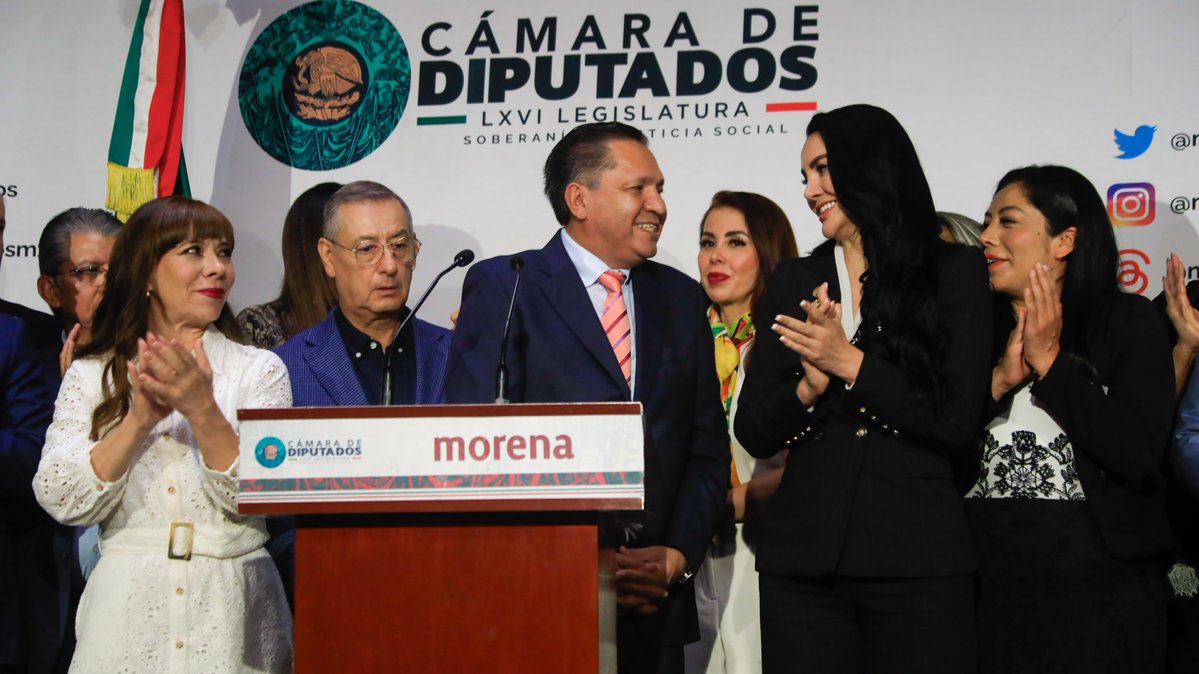 GabyJimenezMX's tweet photo. Toluca llegó a San Lázaro con todo el color, la tradición y el talento de su Alfeñique. 💀🌼

Acompañé al presidente municipal @rimoba y a las familias artesanas que mantienen viva esta tradición generación tras generación.

Se acercan las fechas de Día de Muertos, una de las celebraciones más entrañables de nuestro país y un momento para recordar con cariño a quienes más queremos y siguen presentes en nuestra memoria.

El Alfeñique forma parte de esa identidad, pero sobre todo representa el trabajo y la creatividad de quienes han dedicado años a conservar este legado.
Qué gusto recibir en la Cámara de Diputados una muestra tan bonita de nuestras tradiciones.

#GabrielaJimenez #Toluca #Alfeñique #DíaDeMuertos #México