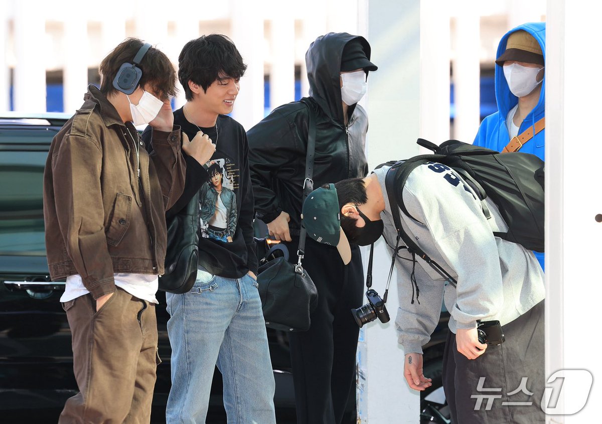 seokjinfile's tweet photo. Jungkook bowing and Seokjin smiling 😂 https://t.co/SAsIkY6uw5