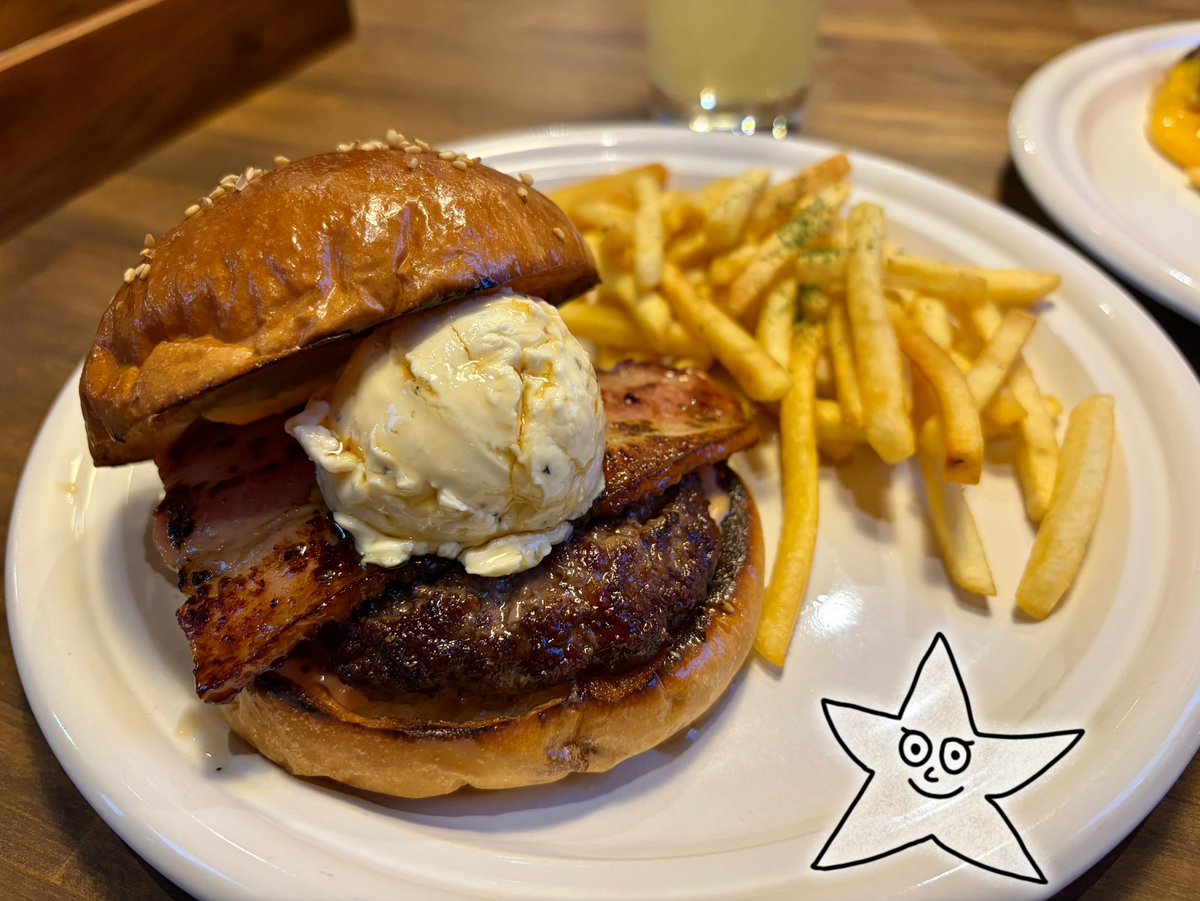 K64492973's tweet photo. フランクリンダイナー🍔個人的にはメイプルベーコンが今の所1番好き💛特製味噌ソースのフランクリンバーガーはテイクアウトしてたから写真撮れず🙏バーガーだけじゃないよ、ほんとに美味しいから！！！
#フランクリンダイナー https://t.co/P0gfd59UrY
