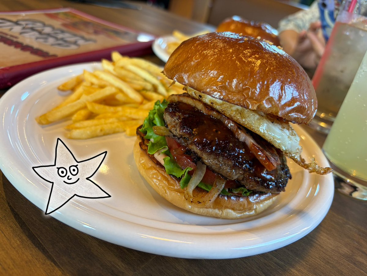 K64492973's tweet photo. フランクリンダイナー🍔個人的にはメイプルベーコンが今の所1番好き💛特製味噌ソースのフランクリンバーガーはテイクアウトしてたから写真撮れず🙏バーガーだけじゃないよ、ほんとに美味しいから！！！
#フランクリンダイナー https://t.co/P0gfd59UrY