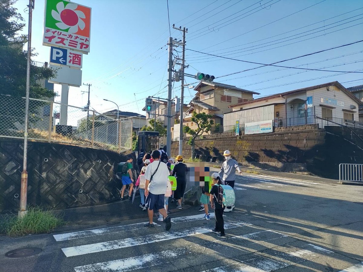 ynagatani3's tweet photo. 9月30日（水）豊能町
皆さま、おはようございます。 
今朝は久しぶりに、爽やかな晴天となりました☀
今日の天気は晴れ☀️
予想最高気温は26℃です。
子ども達は元気に登校🏫
見守りは無事故で終了しました🧒　
今日も一日、ご安全に😀
#豊能町　#朝のご挨拶　
#子ども見守り　#今日も元気に https://t.co/PzaMvWA32e