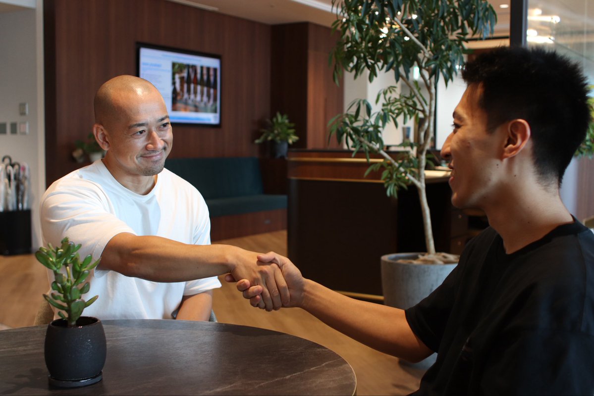 _visionary_2008's tweet photo. 9月に新たに開所の外出に特化した訪問介護「Mu.（ムー）」関東拠点の立ち上げに挑む2名のスタッフ。
歩んできた道は違う2人が新しいチームをつくります。
ご利用者様が安心して外出できるようサポートを行うMu.スタッフの想いが伝わるインタビューをぜひ、ご覧ください。
#マッチョ介護 #障害福祉 https://t.co/Kq7NRgz1gx