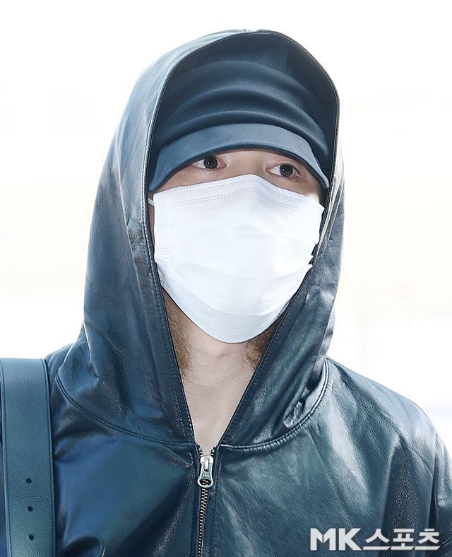 JiminGlobal's tweet photo. Jimin and BTS are heading to South America for the Latin American leg of their tour! In a hooded leather bomber, we can still see wisps of his long, blonde hair. 

HAVE A SAFE FLIGHT JIMIN ✈️ https://t.co/XnL2obq4F9
