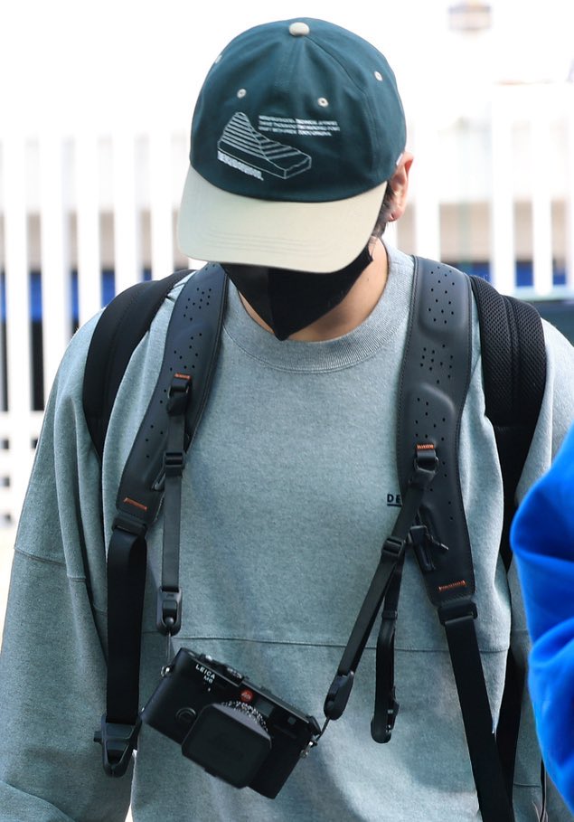 jjkgaIlery's tweet photo. jungkook at the airport today!! 💘 https://t.co/zta5tYCFBL
