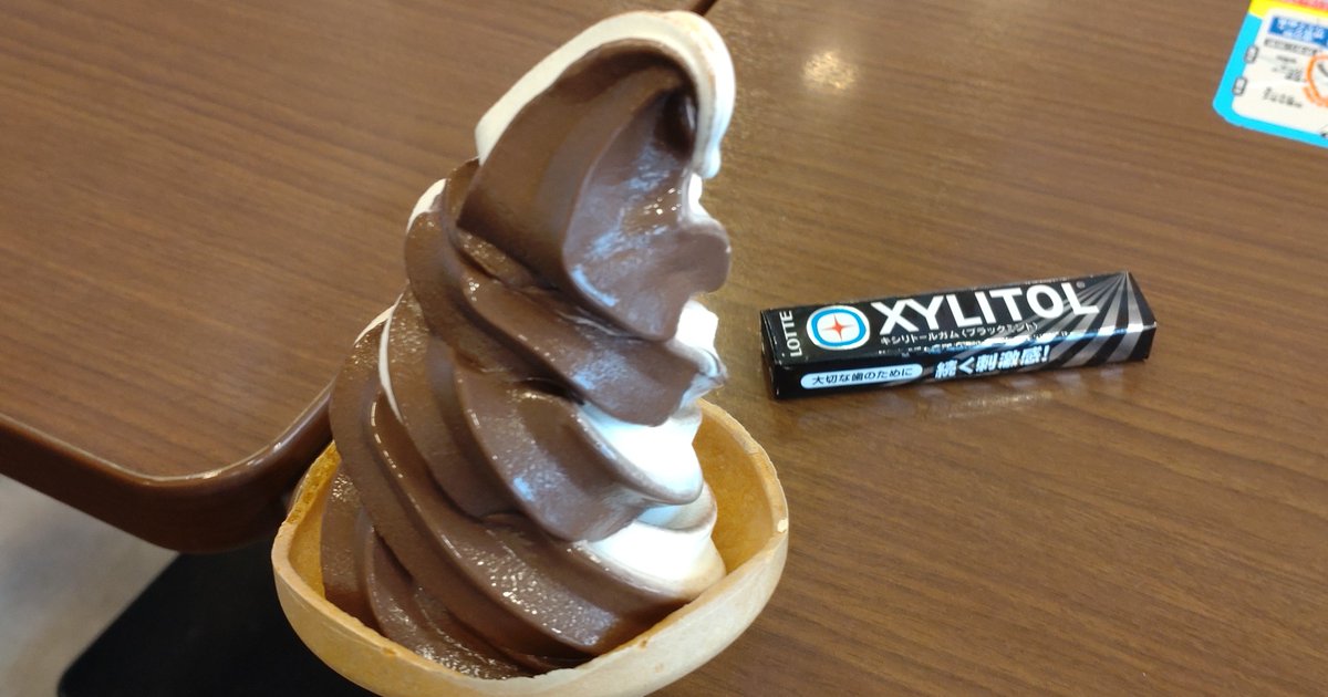 Oseve0's tweet photo. あまりの眠さに東名下り足柄SAでソフトクリームで気分転換。しかし反対車線上り方向で昨日に引き続き今日も大きな事故の知らせが…。復路でハマりそうなので今のうちに眠気防止でガムも購入。 https://t.co/CsHm55Al2p