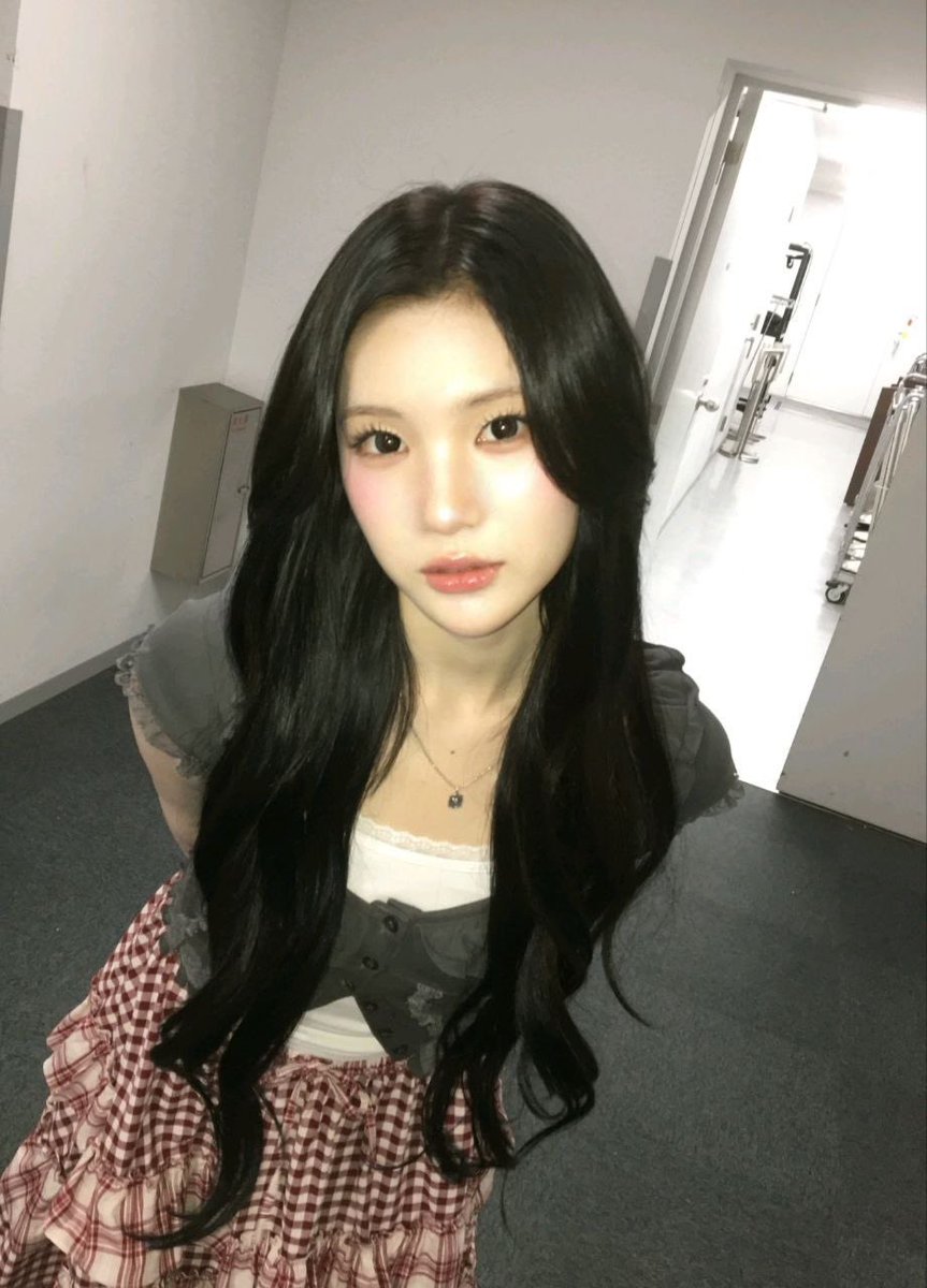 kixjuun's tweet photo. Casual hallway looks with long locks and soft pout on full display. Rare winsome glance meets the lens while diva attitude stays chic yet light. Tilting just enough to keep things playful and saucy. Owning every angle without trying too hard. Simple frames that still feel sharp. https://t.co/hvkvjgoqZg