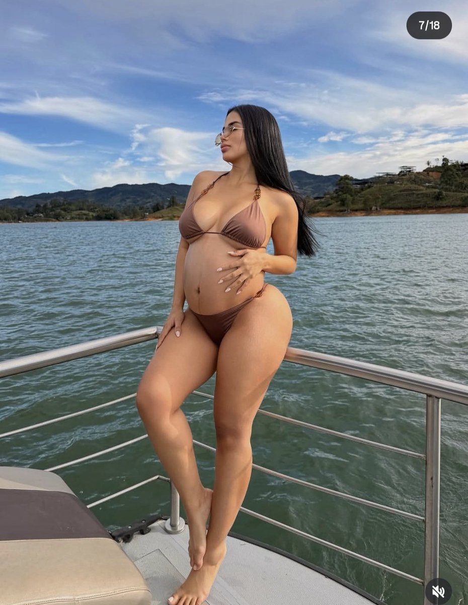 jessyaguer52779's tweet photo. Perdón pero estás fotos se robaron toda mi atención Karina está demasiado buena 🍑😍🤤 https://t.co/94nB8B2zEq