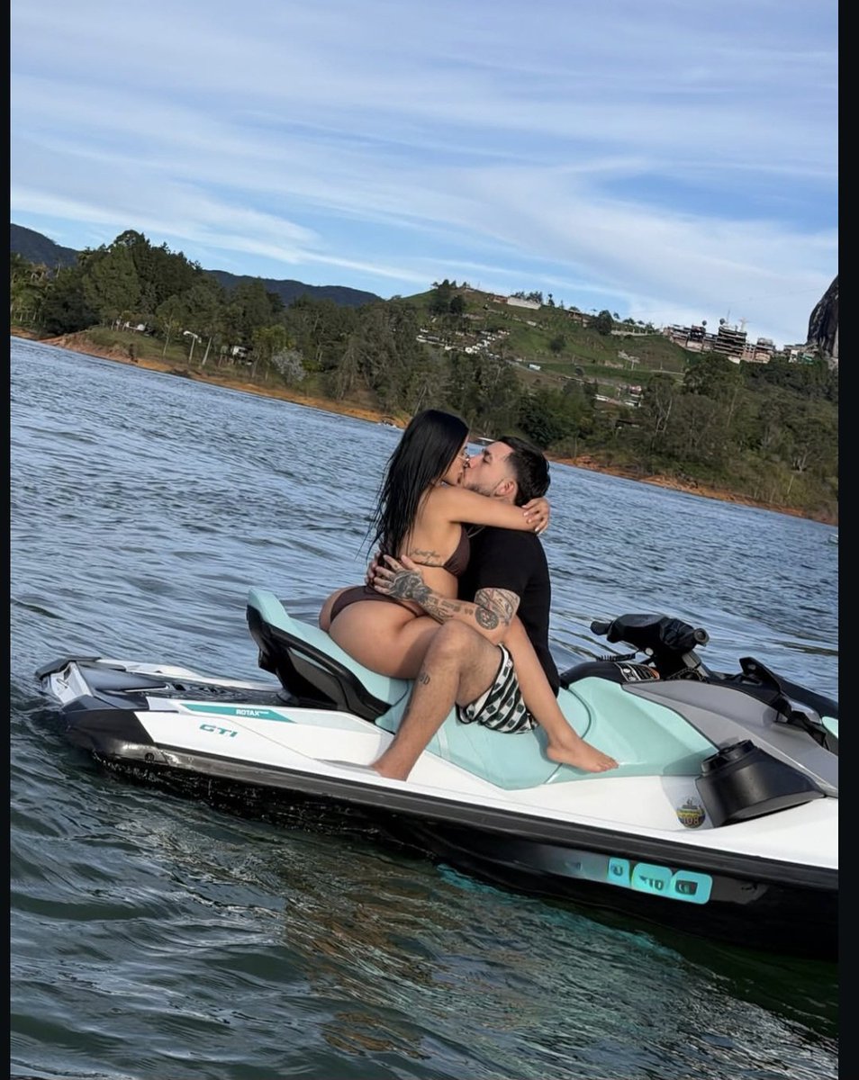 jessyaguer52779's tweet photo. Perdón pero estás fotos se robaron toda mi atención Karina está demasiado buena 🍑😍🤤 https://t.co/94nB8B2zEq
