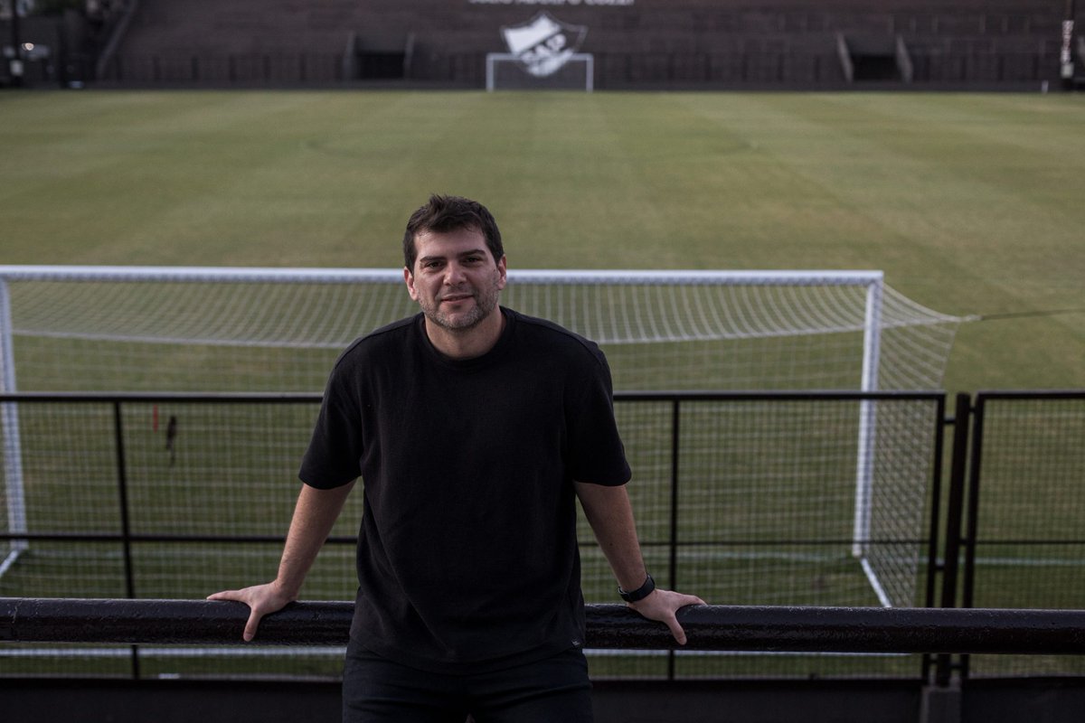 okdobleamarilla's tweet photo. 🚨 PLATENSE, CON LA GUARDIA ALTA DE CARA AL PARTIDO CONTRA ESTUDIANTES

📌 El presidente Gastón Arcieri manifestó que el club platense quiere condicionar al arbitraje después de perder la final de la Supercopa Internacional

🎙️ "Estoy preocupado por el nivel mediático que está tomando el partido. Quieren condicionar a Tello que es el árbitro más confiable"

💬 "Nos está volviendo a pasar lo que nos pasó cuando jugamos la final contra Estudiantes. A nosotros no nos gusta hablar de los árbitros. Después, a los 18 del primer tiempo teníamos 4 amonestados"

📻 @okdobleamarilla por @DSportsRadio