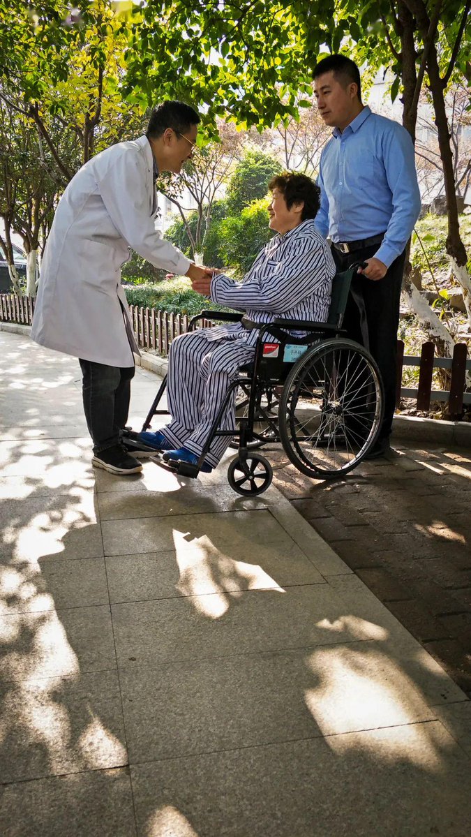 slsl66449083's tweet photo. In a quiet alley, a pendulous crutch leans against a wall, a doctor with open arms helps a lame man walk step by step. https://t.co/qbZHQczbpy
