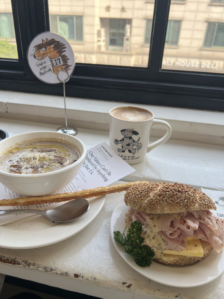gapaothai's tweet photo. ロンドンベーグルで朝ごはん。ここは日本？と錯覚するほど周りから聞こえる言語がほぼ日本語。韓国語が分からないという緊張感があったので、日本語が聞こえると妙に落ち着く https://t.co/rqgJ6vHD4w