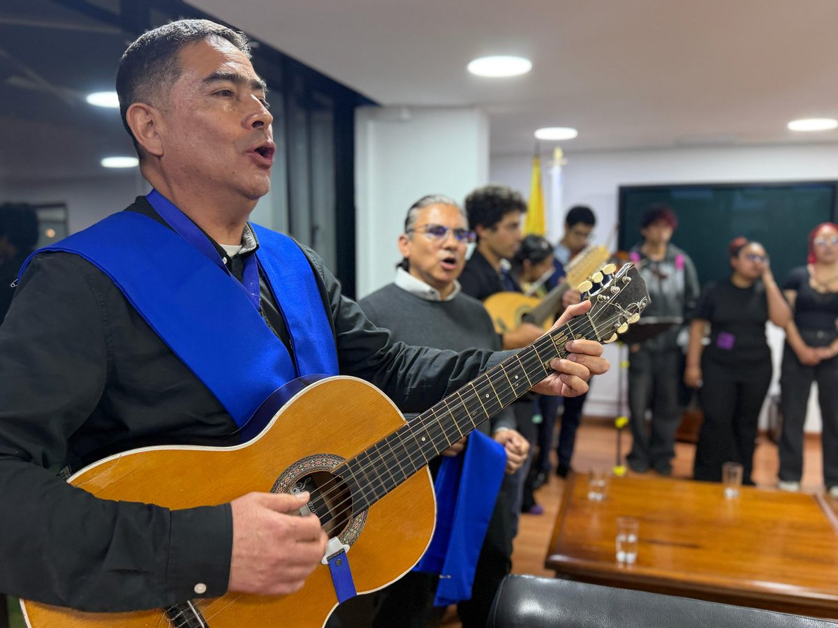 ESAPOficial's tweet photo. Con alegría, tradición y folclor vallenato, una de las Tunas Universitarias de la ESAP, le dio la bienvenida a nuestra Escuela al director nacional, Nerio José Alvis Barranco.

Como muestra de afecto y reconocimiento, la Tuna lo nombró tuno honorario, convirtiéndolo en parte de esta tradición, que más que música, representa amistad, identidad y orgullo esapista.
