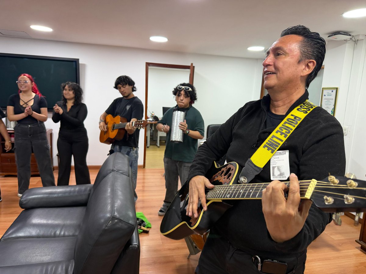 ESAPOficial's tweet photo. Con alegría, tradición y folclor vallenato, una de las Tunas Universitarias de la ESAP, le dio la bienvenida a nuestra Escuela al director nacional, Nerio José Alvis Barranco.

Como muestra de afecto y reconocimiento, la Tuna lo nombró tuno honorario, convirtiéndolo en parte de esta tradición, que más que música, representa amistad, identidad y orgullo esapista.