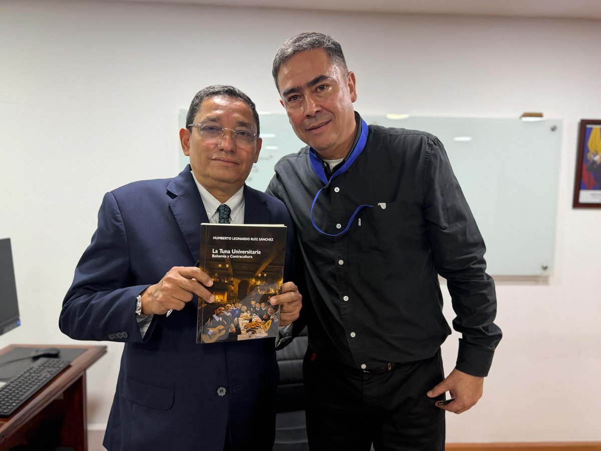 ESAPOficial's tweet photo. Con alegría, tradición y folclor vallenato, una de las Tunas Universitarias de la ESAP, le dio la bienvenida a nuestra Escuela al director nacional, Nerio José Alvis Barranco.

Como muestra de afecto y reconocimiento, la Tuna lo nombró tuno honorario, convirtiéndolo en parte de esta tradición, que más que música, representa amistad, identidad y orgullo esapista.