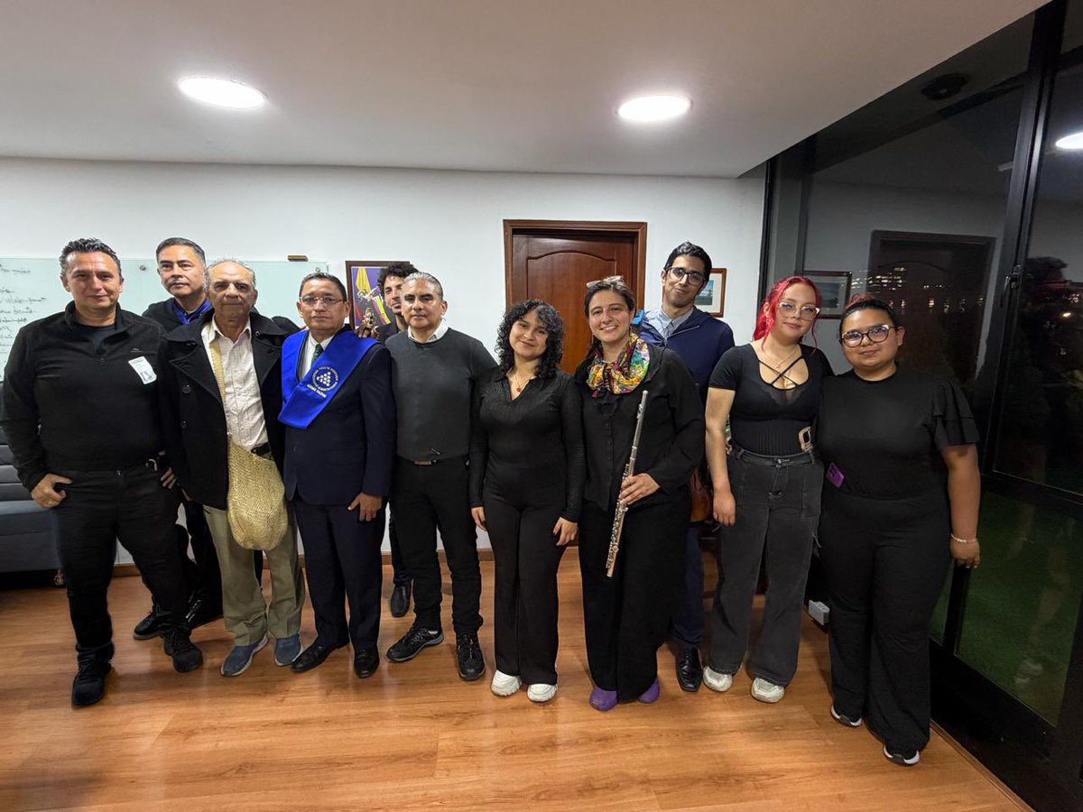 ESAPOficial's tweet photo. Con alegría, tradición y folclor vallenato, una de las Tunas Universitarias de la ESAP, le dio la bienvenida a nuestra Escuela al director nacional, Nerio José Alvis Barranco.

Como muestra de afecto y reconocimiento, la Tuna lo nombró tuno honorario, convirtiéndolo en parte de esta tradición, que más que música, representa amistad, identidad y orgullo esapista.