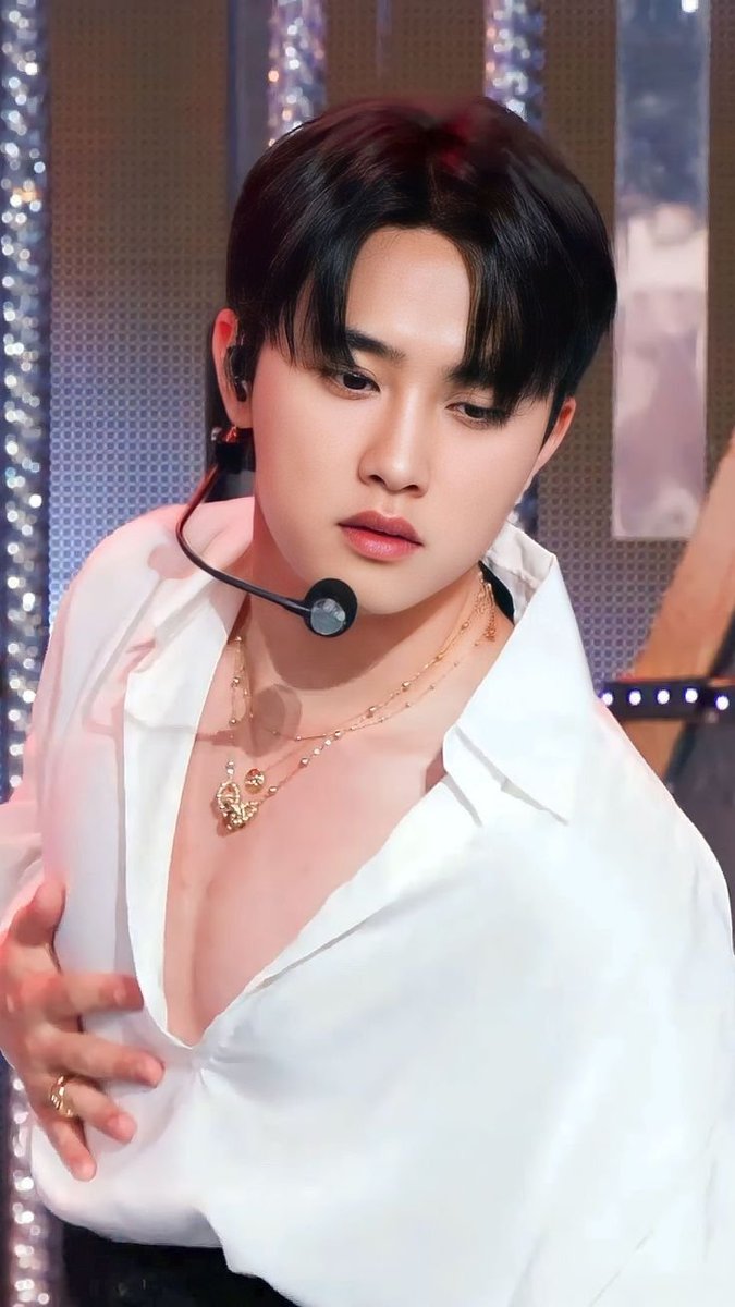 allmokyung's tweet photo. ga kuat bgt ada reels fancam kyungsoo pas era CS terus ada knetz komen: hal yang aku dapet (selama era cream soda) adalah dadanya kyungsoo 😭🤣🫵 https://t.co/zG8Q4VCzKo