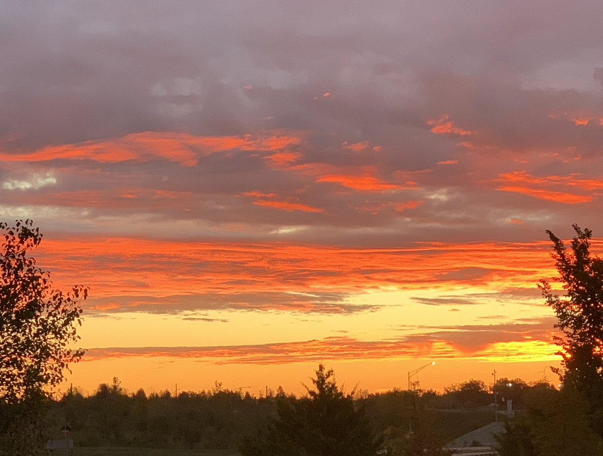Spangler4Homes's tweet photo. A day late, but never a dollar short! Sunrise on Monday, 9/28/26, taken near Bryan Rd. and Hwy 364. Really caught my attention. This picture doesn’t even do it justice! #spanglerreviews #dardenneprairie #dardenneprairiemo #ICDparish #ofallon #ofallonmo https://t.co/GyzBulKGZl