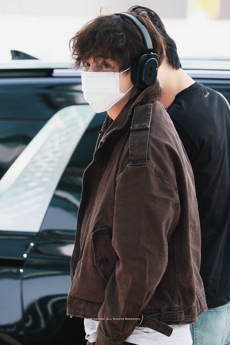 thvcelle's tweet photo. airport #crush is real 👩🏼‍❤️‍💋‍👨🏻🐻✈️💓 https://t.co/u9GlwYs44o