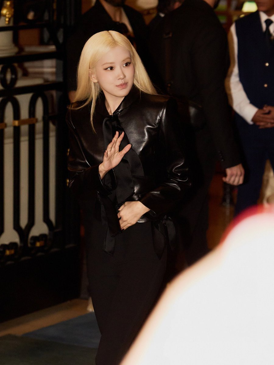 _youimma's tweet photo. 완전 뱀파이어홀리 강아지(?)

ROSÉ AT YSL PFW
#ROSÉ #SAINTLAURENT
#ParisFashionWeek https://t.co/0WaV4MLzLd