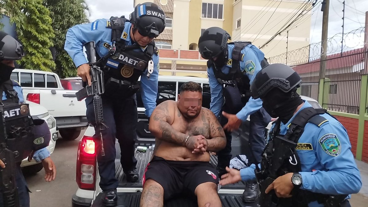 HNDaet's tweet photo. #LOÚLTIMO🚨 | #DAET captura a alias “Cabeza de Toro” con fusil AR-15 en Tegucigalpa

En el marco de la Operación Escudo de Honduras, funcionarios de la #DAET capturaron en el barrio Buenos Aires de Tegucigalpa a un presunto cabecilla de la Pandilla 18. https://t.co/EXFccMPLF1