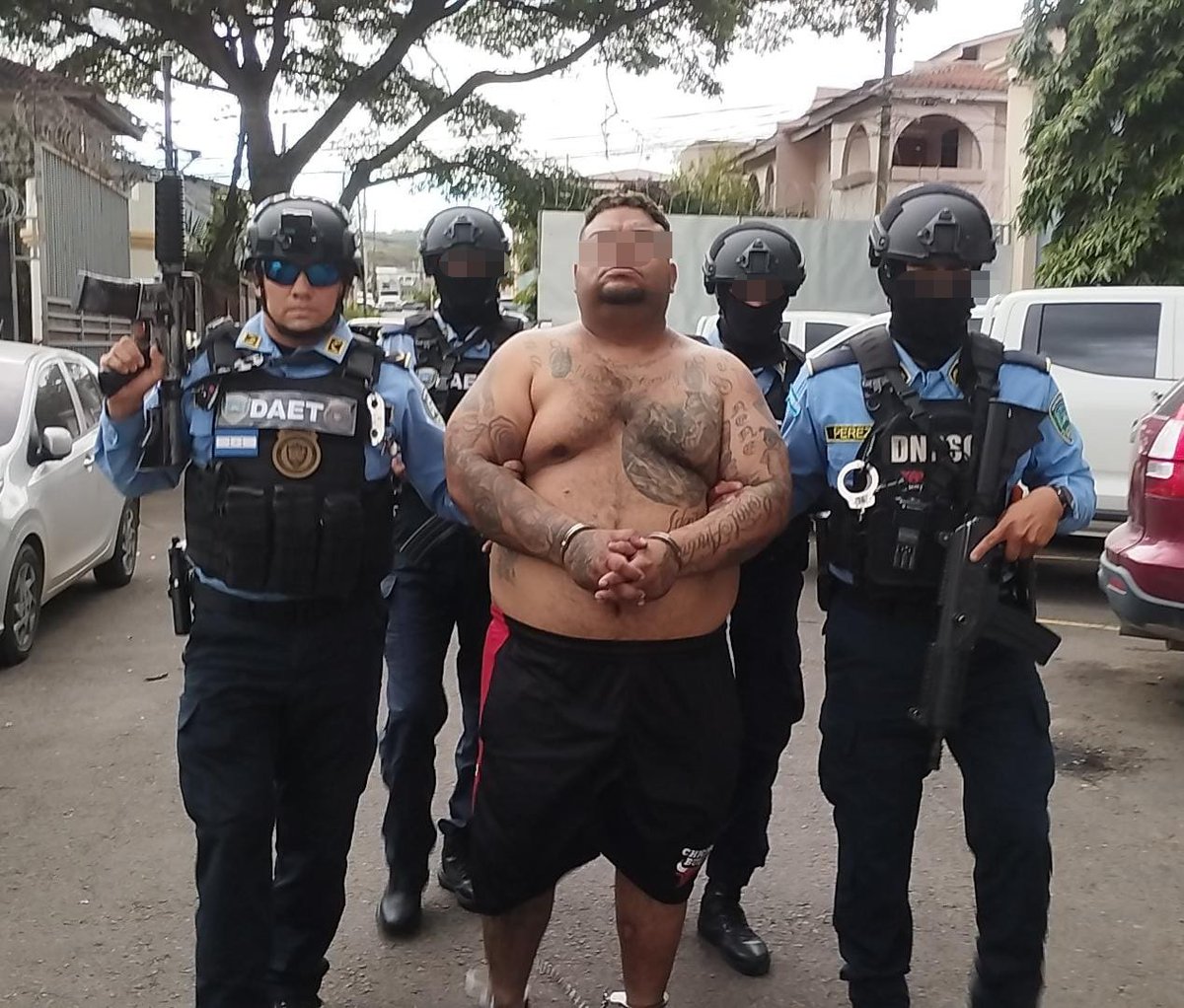 HNDaet's tweet photo. #LOÚLTIMO🚨 | #DAET captura a alias “Cabeza de Toro” con fusil AR-15 en Tegucigalpa

En el marco de la Operación Escudo de Honduras, funcionarios de la #DAET capturaron en el barrio Buenos Aires de Tegucigalpa a un presunto cabecilla de la Pandilla 18. https://t.co/EXFccMPLF1