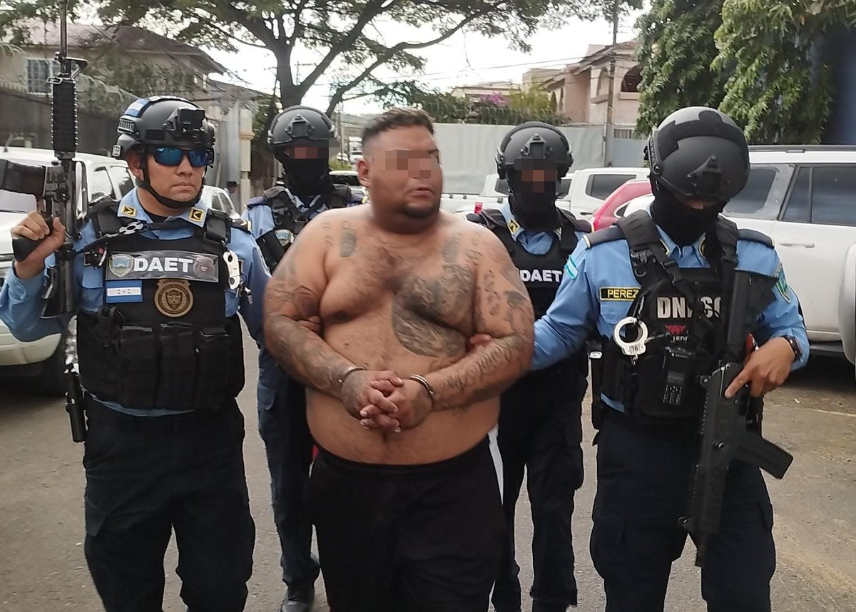 HNDaet's tweet photo. #LOÚLTIMO🚨 | #DAET captura a alias “Cabeza de Toro” con fusil AR-15 en Tegucigalpa

En el marco de la Operación Escudo de Honduras, funcionarios de la #DAET capturaron en el barrio Buenos Aires de Tegucigalpa a un presunto cabecilla de la Pandilla 18. https://t.co/EXFccMPLF1