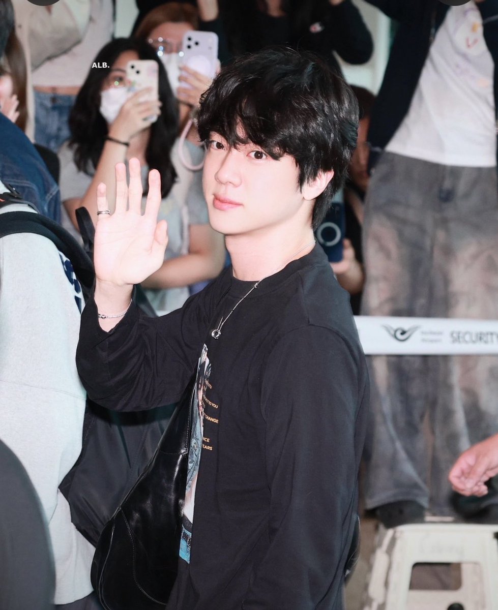 luvjinie92's tweet photo. escondem todas as tesouras do mundo https://t.co/YDtceSlVqw