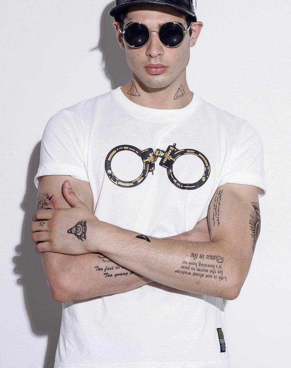 7AzBuIbs9KuDUp3's tweet photo. [A cool guy wears a zinc-colored outfit, with his hands in his chest pockets, and there’s a casual white word floating nearby, looking sharp.]， https://t.co/5eBw2VJ0rB