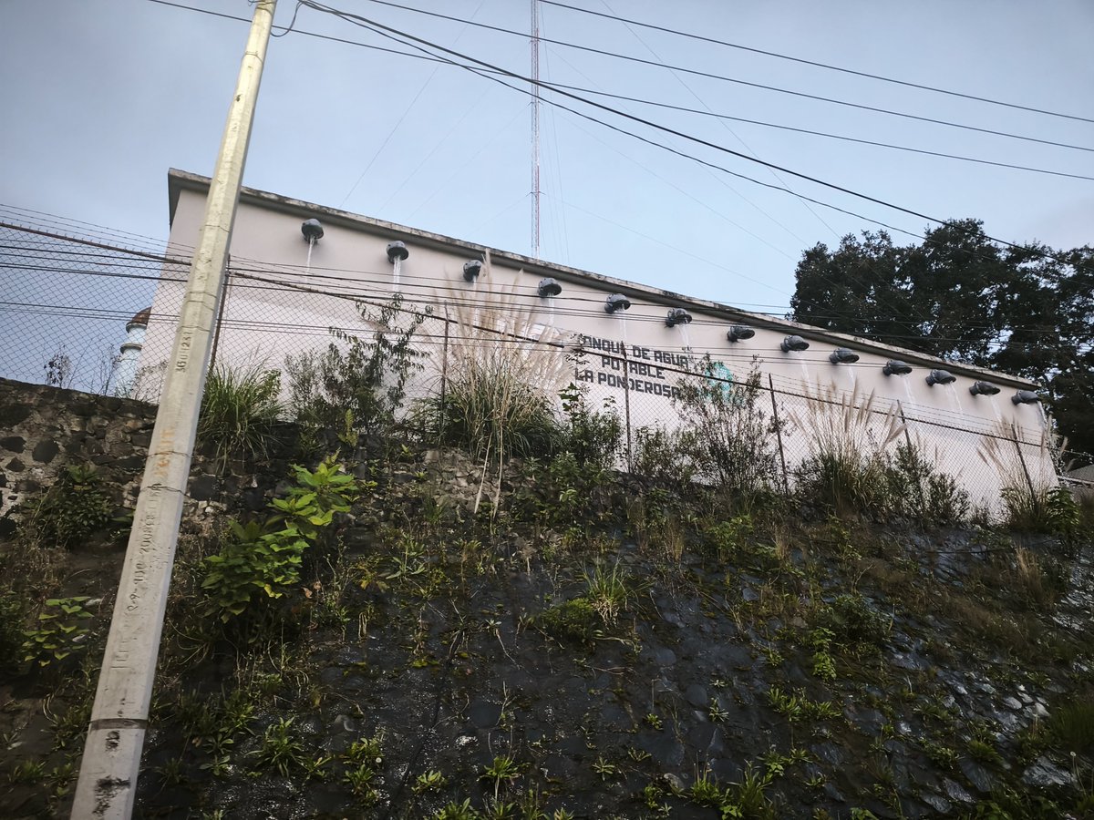 FCervantesSodi's tweet photo. Cómo ven el desperdicio de agua potable en @cuajimalpa? 
Es muy frecuente que el Tanque de agua La Ponderosa se sature y genere desperdicio de centenares de miles de litros.

@SEGIAGUA @gobCDMX https://t.co/xmOdGODuix