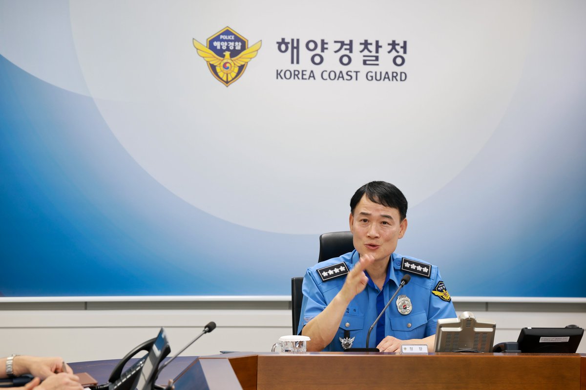 hamansik_kcg's tweet photo. 9월 18일, 남해지방해양경찰청장에서 제21대 해양경찰청장이라는 막중한 소임을 맡았습니다.

무거운 책임감을 안고 취임식에 앞서 상황실을 찾아 전국의 해양치안 상황을 점검하고, 서해 NLL 인근에서 경비 중인 함정과 화상전화로 현장을 살폈습니다.

국민의 생명과 안전을 지키는 해양경찰의 사명을 잊지 않겠습니다.

#해양경찰 #해양치안 #국민안전