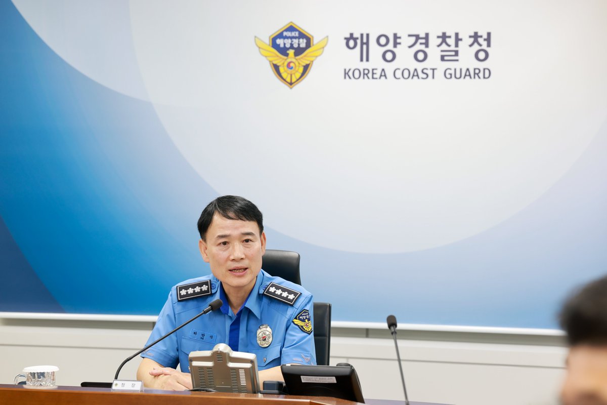 hamansik_kcg's tweet photo. 9월 18일, 남해지방해양경찰청장에서 제21대 해양경찰청장이라는 막중한 소임을 맡았습니다.

무거운 책임감을 안고 취임식에 앞서 상황실을 찾아 전국의 해양치안 상황을 점검하고, 서해 NLL 인근에서 경비 중인 함정과 화상전화로 현장을 살폈습니다.

국민의 생명과 안전을 지키는 해양경찰의 사명을 잊지 않겠습니다.

#해양경찰 #해양치안 #국민안전
