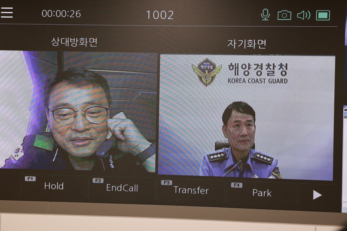 hamansik_kcg's tweet photo. 9월 18일, 남해지방해양경찰청장에서 제21대 해양경찰청장이라는 막중한 소임을 맡았습니다.

무거운 책임감을 안고 취임식에 앞서 상황실을 찾아 전국의 해양치안 상황을 점검하고, 서해 NLL 인근에서 경비 중인 함정과 화상전화로 현장을 살폈습니다.

국민의 생명과 안전을 지키는 해양경찰의 사명을 잊지 않겠습니다.

#해양경찰 #해양치안 #국민안전