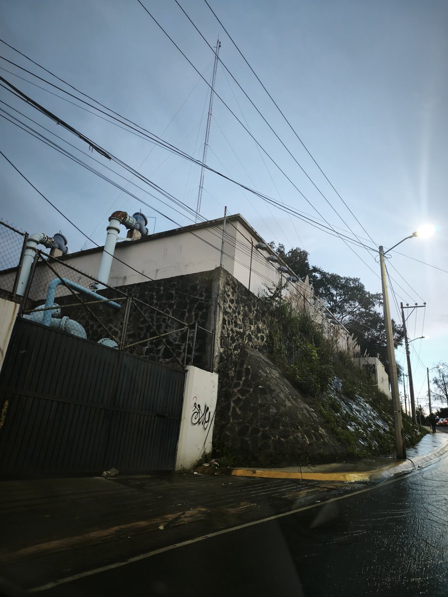 FCervantesSodi's tweet photo. Cómo ven el desperdicio de agua potable en @cuajimalpa? 
Es muy frecuente que el Tanque de agua La Ponderosa se sature y genere desperdicio de centenares de miles de litros.

@SEGIAGUA @gobCDMX https://t.co/xmOdGODuix