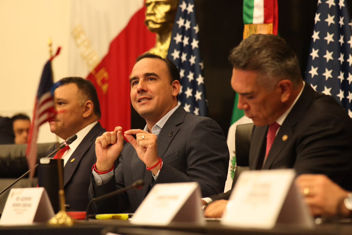 pnortemx's tweet photo. PRESENTA GOBERNADOR MODELO COAHUILA EN EL SENADO DE LA REPÚBLICA

Coahuila no está dispuesto a ceder ni un solo centímetro del estado a la delincuencia organizada: Manolo

Participa Gobernador de Coahuila en el seminario “Retos estratégicos, ciberseguridad y cooperación internacional” organizado por la Comisión de Ciberseguridad del Senado de la República

Ciudad de México; a 29 de septiembre de 2026.- El gobernador Manolo Jiménez Salinas participó en el seminario “Retos estratégicos, ciberseguridad y cooperación internacional” organizado por la Comisión de Ciberseguridad del Senado de la República, donde puntualizó que Coahuila no está dispuesto a ceder ni un solo centímetro del Estado a la delincuencia organizada y presentó el Modelo de seguridad que ha colocado a la entidad en los primeros lugares nacionales en seguridad.

"Nos dio mucho gusto participar en el “Seminario de Ciberseguridad y Cooperación Internacional” en el Senado de la República, donde tuvimos la oportunidad de platicar sobre el “Modelo de Seguridad Coahuila”. Muchas gracias por la invitación", señaló el gobernador.

En este seminario participaron funcionarios de distintos niveles de gobierno, expertos en ciberseguridad de los Estados Unidos, así como senadores de la LXVI Legislatura.

Manolo Jiménez explicó por qué el Modelo Coahuila de seguridad ha sido exitoso y ejemplo nacional, al informar que  está cimentado, principalmente, en la continuidad de una política pública de los gobernadores del PRI, política pública de seguridad que en Coahuila se ha implementado por 15 años.

“Para Coahuila lo más importante es el tema de seguridad, porque si no tenemos seguridad, pues no se tiene calidad de vida; y en nuestro Estado la seguridad la hemos trabajado en equipo, porque esa es la mejor manera de enfrentar este tema tan importante para la comunidad”, comentó.

Dio a conocer que en la Encuesta Nacional de Victimización y Percepción sobre Seguridad Pública (ENVIPE) 2026, por primera vez desde que existe esta medición, Coahuila se posiciona como el Estado más seguro de México, lo que se ha logrado gracias a un trabajo de muchos años.

Además, que las tres ciudades de Coahuila que mide la ENSU, están dentro del Top 5 entre las más seguras de todo México: Piedras Negras, Saltillo y Torreón.

Agregó que otro de los pilares es la coordinación entre todos quienes integran la cadena de seguridad: la Presidenta de la República, el Secretario de Seguridad y Protección Ciudadana, el Ejército, la Marina, la Guardia Nacional; además de la Policía Estatal y las fiscalías; las y los alcaldes, los poderes Legislativo y Judicial, la sociedad civil, la iniciativa privada.

Otro factor muy importante, dijo, es la voluntad política, y aseguró que en Coahuila todos los actores de la cadena de seguridad y funcionarios públicos le entran al tema, y eso es una garantía.

“En Coahuila todos estamos en sintonía, lo que nos permite tener buenos indicadores”, dijo.

Dio a conocer que Coahuila es uno de los estados con menos homicidios en el país, y que el cien por ciento de ellos están resueltos.

Jiménez Salinas indicó que en la entidad se tiene una estrategia basada en prevención, proximidad, inteligencia y fuerza, y que es una estrategia que más allá de bajar la guardia, permanentemente se está robusteciendo.

Abundó que en Coahuila, de manera exponencial se ha hecho una inversión sin precedentes en los temas de ciberseguridad y en los temas de tecnología.

“Con la ciberseguridad cuidamos a la ciudadanía y prevenimos que las personas sean víctimas de extorsiones, de amenazas, de fraudes digitales, de suplantación de identidad, de secuestros virtuales y de operaciones mercantiles fantasmas”, mencionó.

De igual manera, expresó que esto no solamente aplica para el tema de la seguridad pública, sino también para la seguridad administrativa del gobierno para cuidar y proteger las bases de datos que tienen información confidencial, sistemas de tesorería, administración financiera, procuración de justicia, direcciones registrales, catastrales y agrarias.

Jiménez Salinas señaló que se está extendiendo la red de videovigilancia no solamente a las ciudades, sino a cada rincón del estado, las brechas, los ejidos, las rancherías y poblaciones alejadas.

Destacó que se tiene una gran coordinación y trabajo en equipo con el gobierno de Estados Unidos y el de Texas, para cuidar y blindar los más de 500 kilómetros de frontera que Coahuila tiene con el estado de Texas.

“En estos dos años y medio de mi administración hemos construido 10 cuarteles con dinero de las y los coahuilenses, destinados a la Guardia Nacional, al Ejército Mexicano y a la Policía Estatal, ubicados de manera estratégica en toda esta frontera, para colaborar con en esta gran estrategia binacional de seguridad”, puntualizó.

Manolo Jiménez recalcó que en Coahuila mandan las instituciones, y que cuando pasa algo, hay una reacción determinante y fulminante por parte de las instituciones, y que eso se llama certeza.