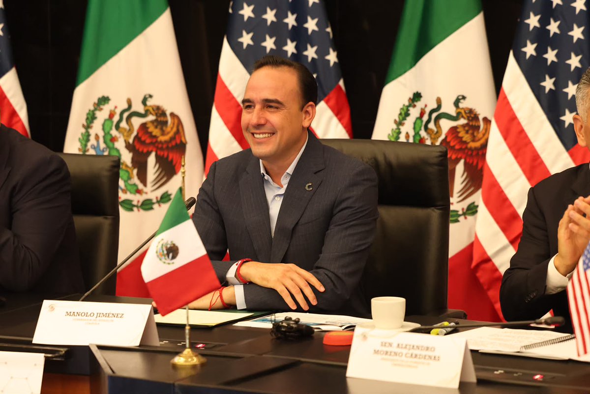 pnortemx's tweet photo. PRESENTA GOBERNADOR MODELO COAHUILA EN EL SENADO DE LA REPÚBLICA

Coahuila no está dispuesto a ceder ni un solo centímetro del estado a la delincuencia organizada: Manolo

Participa Gobernador de Coahuila en el seminario “Retos estratégicos, ciberseguridad y cooperación internacional” organizado por la Comisión de Ciberseguridad del Senado de la República

Ciudad de México; a 29 de septiembre de 2026.- El gobernador Manolo Jiménez Salinas participó en el seminario “Retos estratégicos, ciberseguridad y cooperación internacional” organizado por la Comisión de Ciberseguridad del Senado de la República, donde puntualizó que Coahuila no está dispuesto a ceder ni un solo centímetro del Estado a la delincuencia organizada y presentó el Modelo de seguridad que ha colocado a la entidad en los primeros lugares nacionales en seguridad.

"Nos dio mucho gusto participar en el “Seminario de Ciberseguridad y Cooperación Internacional” en el Senado de la República, donde tuvimos la oportunidad de platicar sobre el “Modelo de Seguridad Coahuila”. Muchas gracias por la invitación", señaló el gobernador.

En este seminario participaron funcionarios de distintos niveles de gobierno, expertos en ciberseguridad de los Estados Unidos, así como senadores de la LXVI Legislatura.

Manolo Jiménez explicó por qué el Modelo Coahuila de seguridad ha sido exitoso y ejemplo nacional, al informar que  está cimentado, principalmente, en la continuidad de una política pública de los gobernadores del PRI, política pública de seguridad que en Coahuila se ha implementado por 15 años.

“Para Coahuila lo más importante es el tema de seguridad, porque si no tenemos seguridad, pues no se tiene calidad de vida; y en nuestro Estado la seguridad la hemos trabajado en equipo, porque esa es la mejor manera de enfrentar este tema tan importante para la comunidad”, comentó.

Dio a conocer que en la Encuesta Nacional de Victimización y Percepción sobre Seguridad Pública (ENVIPE) 2026, por primera vez desde que existe esta medición, Coahuila se posiciona como el Estado más seguro de México, lo que se ha logrado gracias a un trabajo de muchos años.

Además, que las tres ciudades de Coahuila que mide la ENSU, están dentro del Top 5 entre las más seguras de todo México: Piedras Negras, Saltillo y Torreón.

Agregó que otro de los pilares es la coordinación entre todos quienes integran la cadena de seguridad: la Presidenta de la República, el Secretario de Seguridad y Protección Ciudadana, el Ejército, la Marina, la Guardia Nacional; además de la Policía Estatal y las fiscalías; las y los alcaldes, los poderes Legislativo y Judicial, la sociedad civil, la iniciativa privada.

Otro factor muy importante, dijo, es la voluntad política, y aseguró que en Coahuila todos los actores de la cadena de seguridad y funcionarios públicos le entran al tema, y eso es una garantía.

“En Coahuila todos estamos en sintonía, lo que nos permite tener buenos indicadores”, dijo.

Dio a conocer que Coahuila es uno de los estados con menos homicidios en el país, y que el cien por ciento de ellos están resueltos.

Jiménez Salinas indicó que en la entidad se tiene una estrategia basada en prevención, proximidad, inteligencia y fuerza, y que es una estrategia que más allá de bajar la guardia, permanentemente se está robusteciendo.

Abundó que en Coahuila, de manera exponencial se ha hecho una inversión sin precedentes en los temas de ciberseguridad y en los temas de tecnología.

“Con la ciberseguridad cuidamos a la ciudadanía y prevenimos que las personas sean víctimas de extorsiones, de amenazas, de fraudes digitales, de suplantación de identidad, de secuestros virtuales y de operaciones mercantiles fantasmas”, mencionó.

De igual manera, expresó que esto no solamente aplica para el tema de la seguridad pública, sino también para la seguridad administrativa del gobierno para cuidar y proteger las bases de datos que tienen información confidencial, sistemas de tesorería, administración financiera, procuración de justicia, direcciones registrales, catastrales y agrarias.

Jiménez Salinas señaló que se está extendiendo la red de videovigilancia no solamente a las ciudades, sino a cada rincón del estado, las brechas, los ejidos, las rancherías y poblaciones alejadas.

Destacó que se tiene una gran coordinación y trabajo en equipo con el gobierno de Estados Unidos y el de Texas, para cuidar y blindar los más de 500 kilómetros de frontera que Coahuila tiene con el estado de Texas.

“En estos dos años y medio de mi administración hemos construido 10 cuarteles con dinero de las y los coahuilenses, destinados a la Guardia Nacional, al Ejército Mexicano y a la Policía Estatal, ubicados de manera estratégica en toda esta frontera, para colaborar con en esta gran estrategia binacional de seguridad”, puntualizó.

Manolo Jiménez recalcó que en Coahuila mandan las instituciones, y que cuando pasa algo, hay una reacción determinante y fulminante por parte de las instituciones, y que eso se llama certeza.