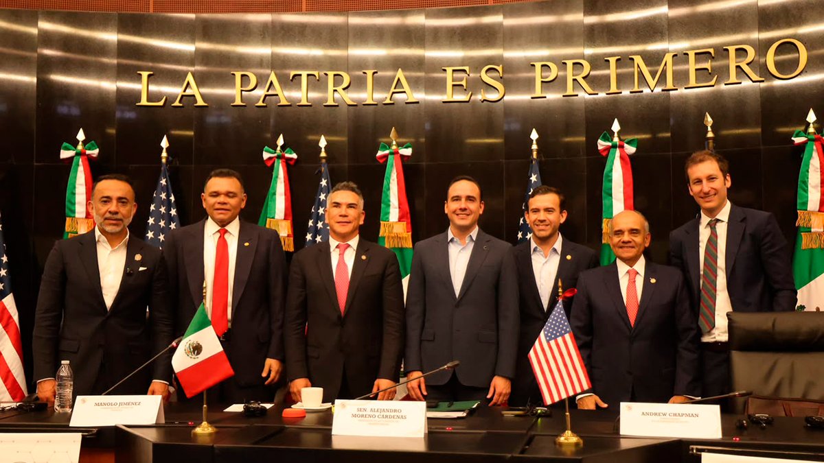 pnortemx's tweet photo. PRESENTA GOBERNADOR MODELO COAHUILA EN EL SENADO DE LA REPÚBLICA

Coahuila no está dispuesto a ceder ni un solo centímetro del estado a la delincuencia organizada: Manolo

Participa Gobernador de Coahuila en el seminario “Retos estratégicos, ciberseguridad y cooperación internacional” organizado por la Comisión de Ciberseguridad del Senado de la República

Ciudad de México; a 29 de septiembre de 2026.- El gobernador Manolo Jiménez Salinas participó en el seminario “Retos estratégicos, ciberseguridad y cooperación internacional” organizado por la Comisión de Ciberseguridad del Senado de la República, donde puntualizó que Coahuila no está dispuesto a ceder ni un solo centímetro del Estado a la delincuencia organizada y presentó el Modelo de seguridad que ha colocado a la entidad en los primeros lugares nacionales en seguridad.

"Nos dio mucho gusto participar en el “Seminario de Ciberseguridad y Cooperación Internacional” en el Senado de la República, donde tuvimos la oportunidad de platicar sobre el “Modelo de Seguridad Coahuila”. Muchas gracias por la invitación", señaló el gobernador.

En este seminario participaron funcionarios de distintos niveles de gobierno, expertos en ciberseguridad de los Estados Unidos, así como senadores de la LXVI Legislatura.

Manolo Jiménez explicó por qué el Modelo Coahuila de seguridad ha sido exitoso y ejemplo nacional, al informar que  está cimentado, principalmente, en la continuidad de una política pública de los gobernadores del PRI, política pública de seguridad que en Coahuila se ha implementado por 15 años.

“Para Coahuila lo más importante es el tema de seguridad, porque si no tenemos seguridad, pues no se tiene calidad de vida; y en nuestro Estado la seguridad la hemos trabajado en equipo, porque esa es la mejor manera de enfrentar este tema tan importante para la comunidad”, comentó.

Dio a conocer que en la Encuesta Nacional de Victimización y Percepción sobre Seguridad Pública (ENVIPE) 2026, por primera vez desde que existe esta medición, Coahuila se posiciona como el Estado más seguro de México, lo que se ha logrado gracias a un trabajo de muchos años.

Además, que las tres ciudades de Coahuila que mide la ENSU, están dentro del Top 5 entre las más seguras de todo México: Piedras Negras, Saltillo y Torreón.

Agregó que otro de los pilares es la coordinación entre todos quienes integran la cadena de seguridad: la Presidenta de la República, el Secretario de Seguridad y Protección Ciudadana, el Ejército, la Marina, la Guardia Nacional; además de la Policía Estatal y las fiscalías; las y los alcaldes, los poderes Legislativo y Judicial, la sociedad civil, la iniciativa privada.

Otro factor muy importante, dijo, es la voluntad política, y aseguró que en Coahuila todos los actores de la cadena de seguridad y funcionarios públicos le entran al tema, y eso es una garantía.

“En Coahuila todos estamos en sintonía, lo que nos permite tener buenos indicadores”, dijo.

Dio a conocer que Coahuila es uno de los estados con menos homicidios en el país, y que el cien por ciento de ellos están resueltos.

Jiménez Salinas indicó que en la entidad se tiene una estrategia basada en prevención, proximidad, inteligencia y fuerza, y que es una estrategia que más allá de bajar la guardia, permanentemente se está robusteciendo.

Abundó que en Coahuila, de manera exponencial se ha hecho una inversión sin precedentes en los temas de ciberseguridad y en los temas de tecnología.

“Con la ciberseguridad cuidamos a la ciudadanía y prevenimos que las personas sean víctimas de extorsiones, de amenazas, de fraudes digitales, de suplantación de identidad, de secuestros virtuales y de operaciones mercantiles fantasmas”, mencionó.

De igual manera, expresó que esto no solamente aplica para el tema de la seguridad pública, sino también para la seguridad administrativa del gobierno para cuidar y proteger las bases de datos que tienen información confidencial, sistemas de tesorería, administración financiera, procuración de justicia, direcciones registrales, catastrales y agrarias.

Jiménez Salinas señaló que se está extendiendo la red de videovigilancia no solamente a las ciudades, sino a cada rincón del estado, las brechas, los ejidos, las rancherías y poblaciones alejadas.

Destacó que se tiene una gran coordinación y trabajo en equipo con el gobierno de Estados Unidos y el de Texas, para cuidar y blindar los más de 500 kilómetros de frontera que Coahuila tiene con el estado de Texas.

“En estos dos años y medio de mi administración hemos construido 10 cuarteles con dinero de las y los coahuilenses, destinados a la Guardia Nacional, al Ejército Mexicano y a la Policía Estatal, ubicados de manera estratégica en toda esta frontera, para colaborar con en esta gran estrategia binacional de seguridad”, puntualizó.

Manolo Jiménez recalcó que en Coahuila mandan las instituciones, y que cuando pasa algo, hay una reacción determinante y fulminante por parte de las instituciones, y que eso se llama certeza.