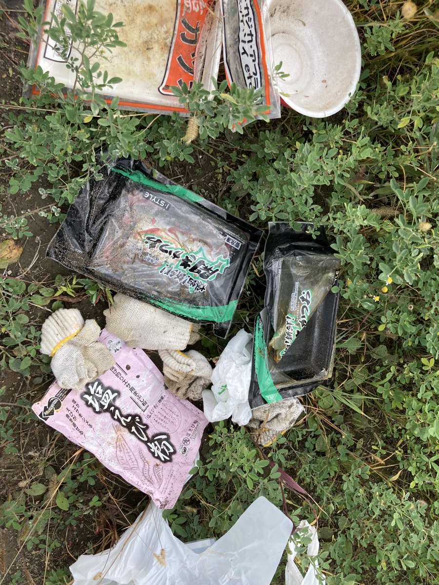 salmon2072's tweet photo. このような投棄はクマを誘引し、町民の安全を脅かします。また、この海岸草原は地域にとって大切な財産です。
汚して帰る人を町民が歓迎していると思わないでください。ルールに納得できない方、守れない方は来訪をご遠慮ください。
この状況が続く場合、臨時駐車場を閉鎖します。 https://t.co/RtQexxdnKw