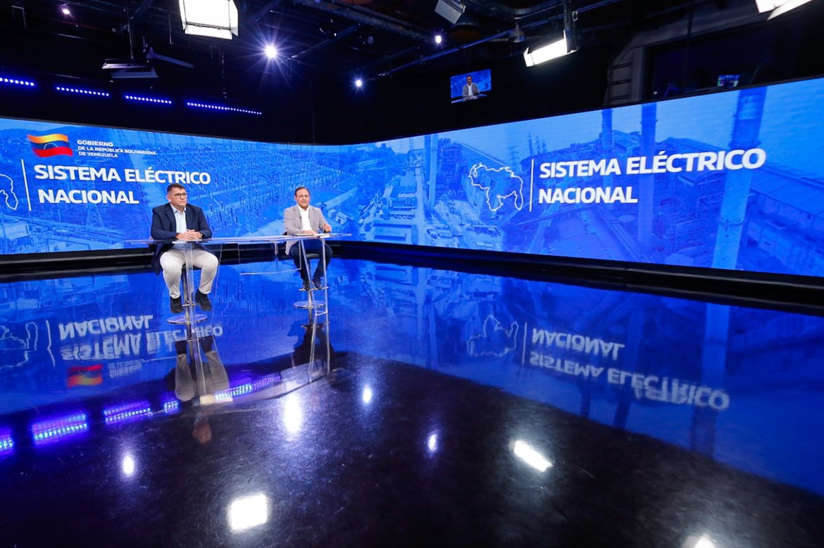 VTVcanal8's tweet photo. #EnFotos📷l Este martes #29Sep, durante el #ProgramaEspecial, el presidente de CORPOELEC, Juan Fernández, y el ministro para la Energía Eléctrica, Rolando Alcalá, indicaron que los eventos sísmicos del pasado 24 de junio interrumpieron y ralentizaron el ritmo de los planes para la optimización de las capacidades generadoras del Sistema Eléctrico Nacional (SEN).
Asegurando que tras la contingencia, los equipos de trabajo se volcaron a la atención inmediata de las zonas afectadas, con especial énfasis en el estado La Guaira, el más afectado por el desastre natural, donde se logró recuperar el 93% del servicio en tan sólo tres días.
También detallaron que a nivel nacional se sumarán otras unidades que totalizarán 1.300 megavatios durante este último trimestre del año 2026; además, mencionaron que estas acciones tienen como objetivo lograr una mayor estabilidad y continuidad, así como reducir las interrupciones en el servicio de energía eléctrica para todos los usuarios del país.