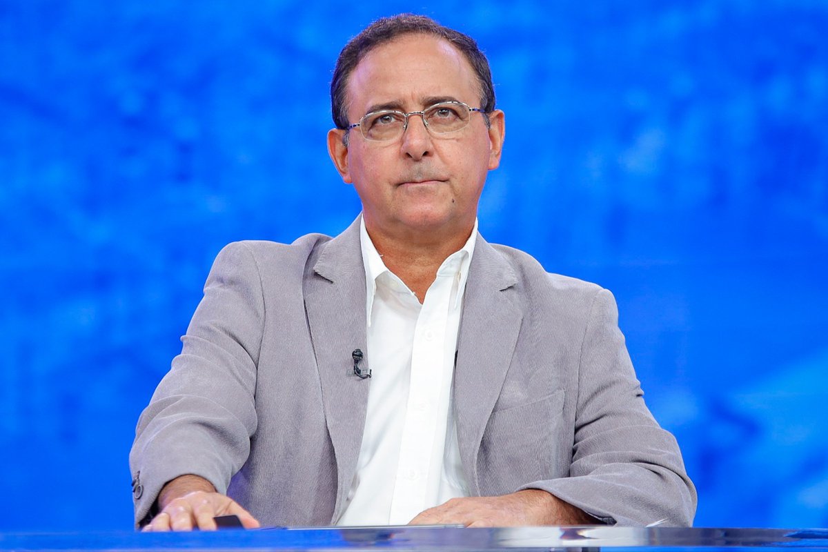 VTVcanal8's tweet photo. #EnFotos📷l Este martes #29Sep, durante el #ProgramaEspecial, el presidente de CORPOELEC, Juan Fernández, y el ministro para la Energía Eléctrica, Rolando Alcalá, indicaron que los eventos sísmicos del pasado 24 de junio interrumpieron y ralentizaron el ritmo de los planes para la optimización de las capacidades generadoras del Sistema Eléctrico Nacional (SEN).
Asegurando que tras la contingencia, los equipos de trabajo se volcaron a la atención inmediata de las zonas afectadas, con especial énfasis en el estado La Guaira, el más afectado por el desastre natural, donde se logró recuperar el 93% del servicio en tan sólo tres días.
También detallaron que a nivel nacional se sumarán otras unidades que totalizarán 1.300 megavatios durante este último trimestre del año 2026; además, mencionaron que estas acciones tienen como objetivo lograr una mayor estabilidad y continuidad, así como reducir las interrupciones en el servicio de energía eléctrica para todos los usuarios del país.