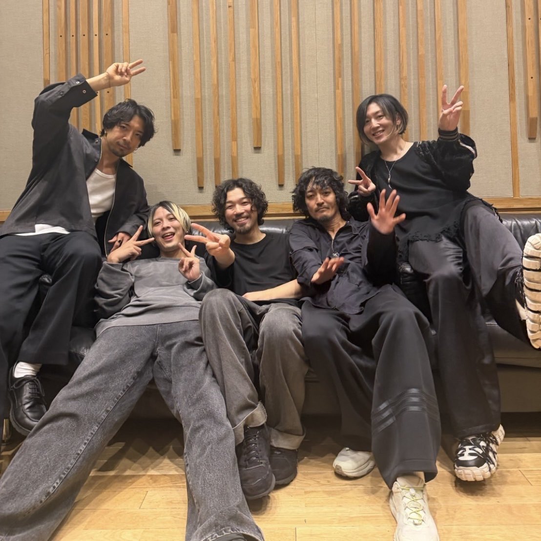 ShomaGuitar's tweet photo. 昨夜は #DUSTCELL 配信ライブでした！
ギターとバンマス担当しました

EMAちゃんMisumiくんチームダストセルはぴあアリーナに向けてバイブス高めまくってます！！
11/23ぜひ現地で見届けて欲しい、よろしくお願いします❤︎
https://t.co/czmExcQ1gZ https://t.co/p8fZpi3ZkC